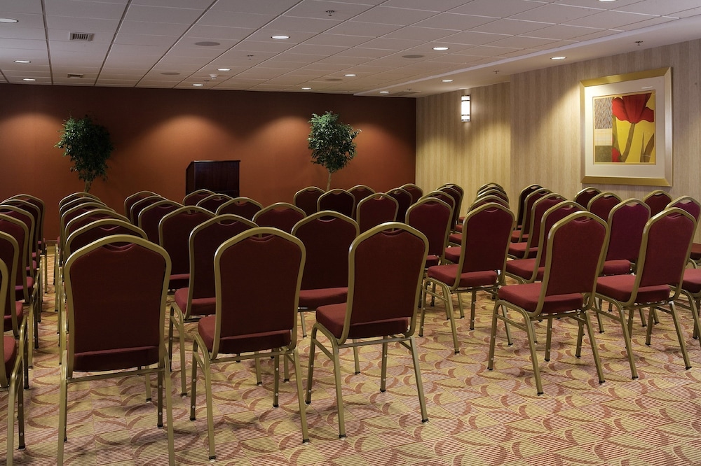 HOLIDAY INN EXPRESS & SUITES CHARLOTTESVILLE - RUCKERSVILLE 45/54