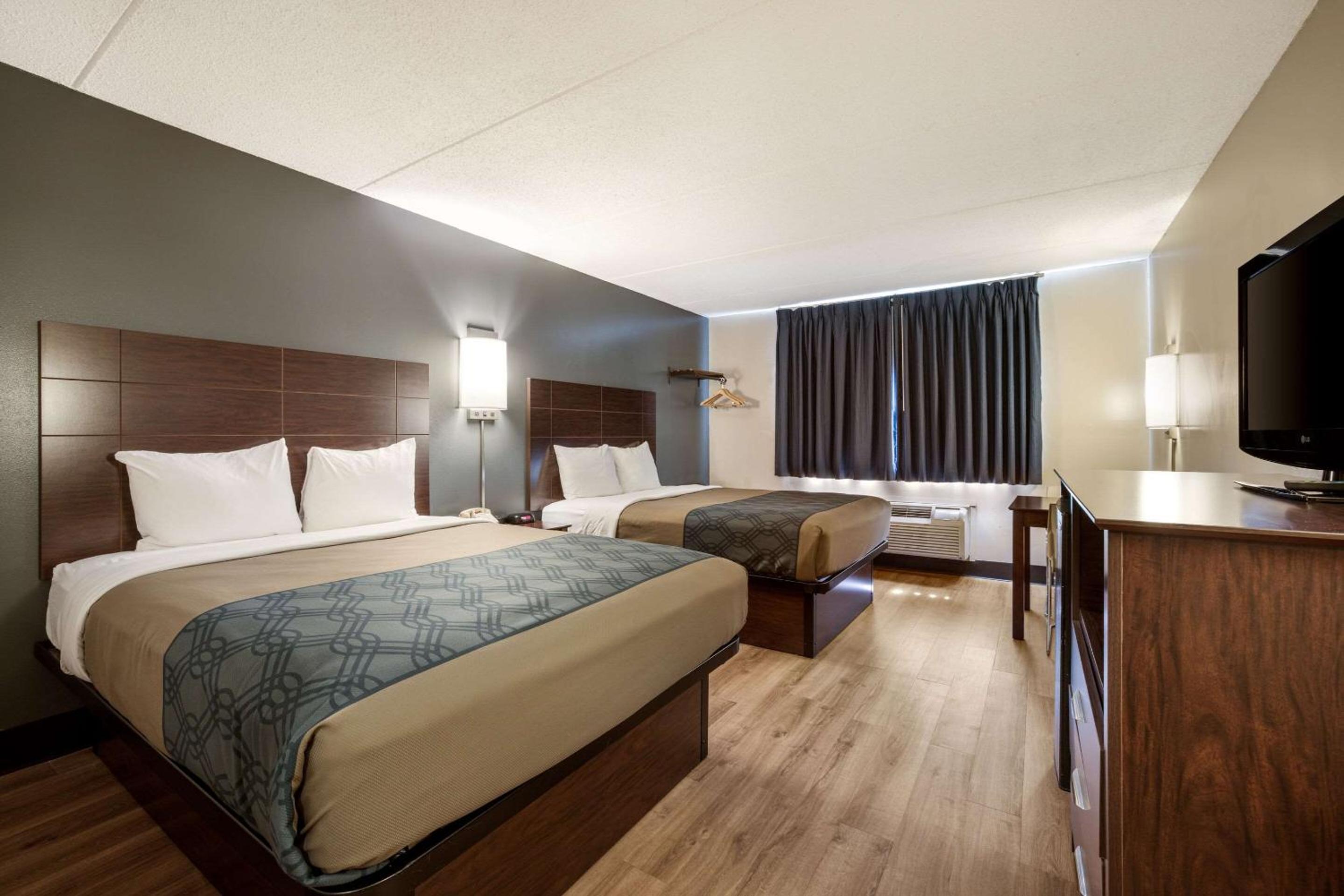 غرفة بسريرين كوين، Econo Lodge Darien Lakes 2/6