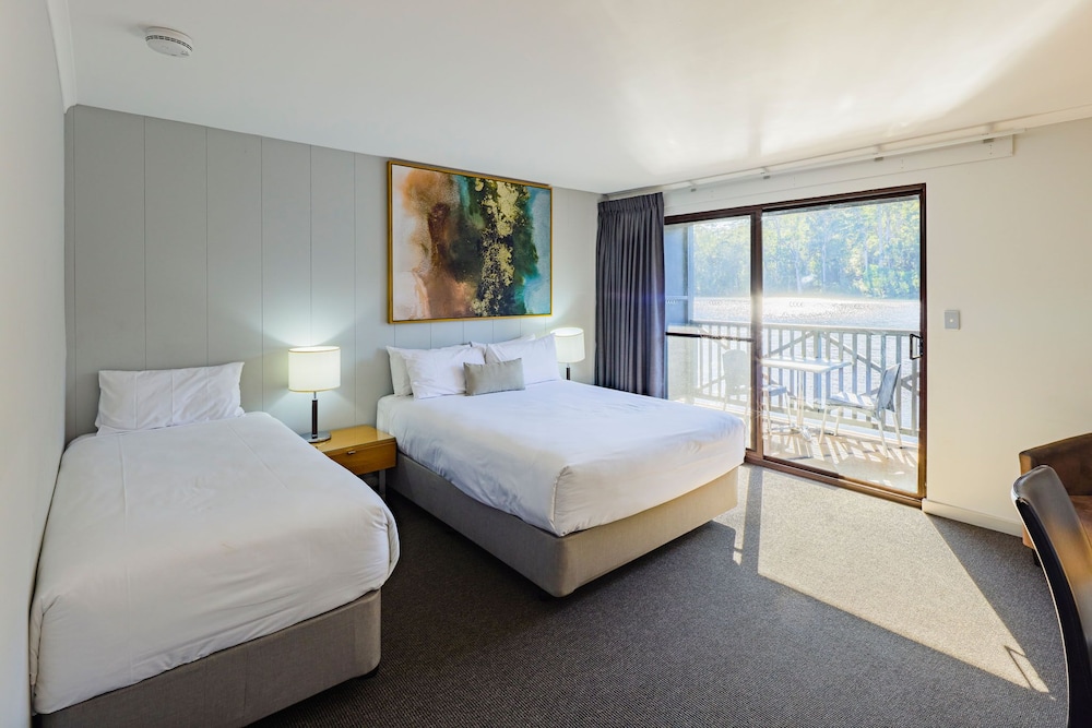 Room, 1 Queen and 1 Single Bed, Lake Side، Karri Valley Resort 2/3