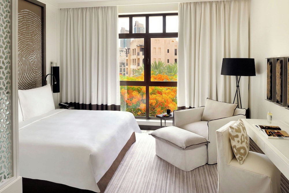 PREMIER, KING BED, CITY VIEW