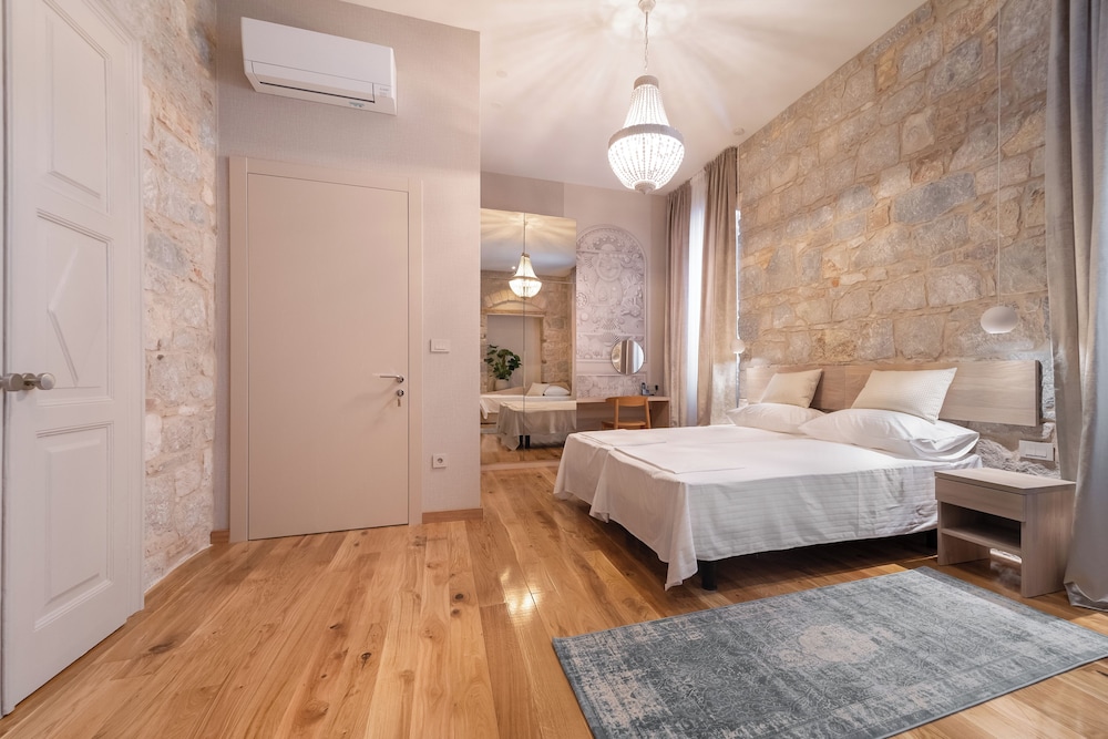 Tifani Luxury Rooms 31/50