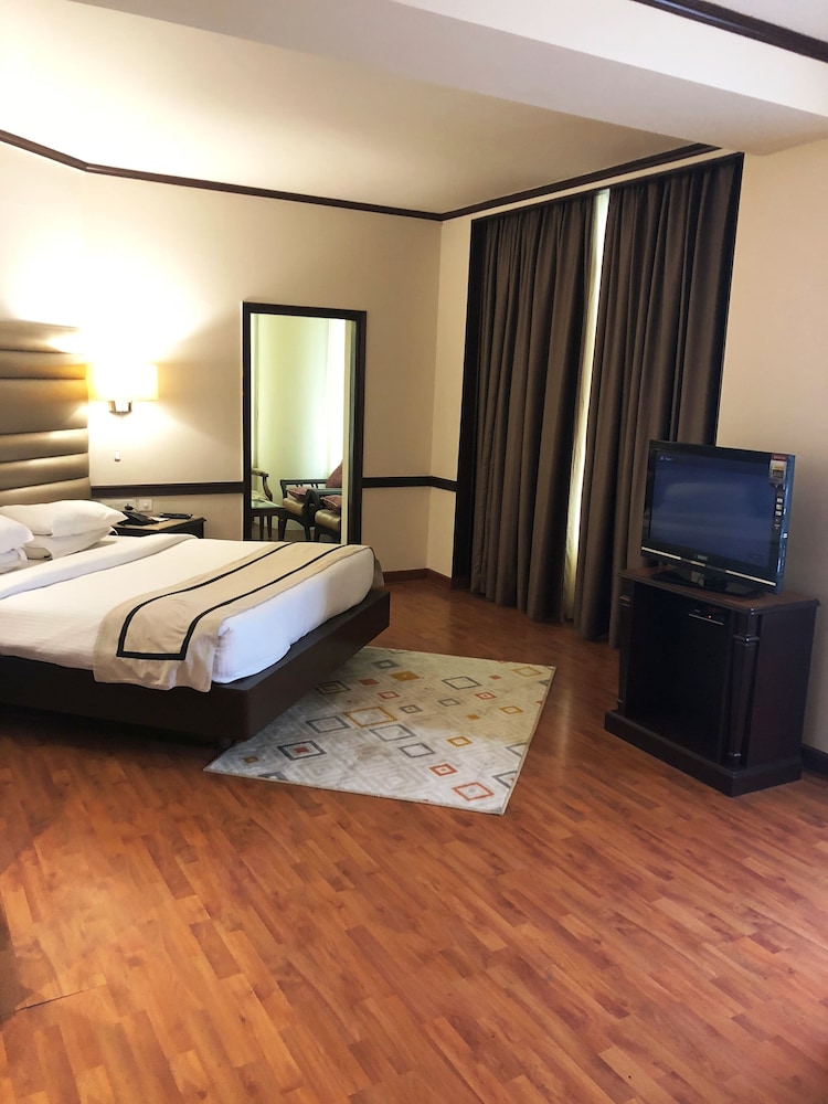 HOTEL PRESIDENT 8/35