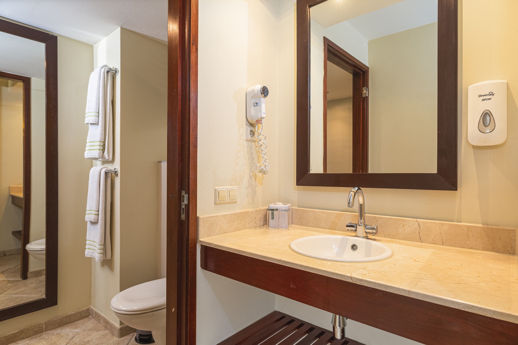 Room, King Bed, Ocean Front، Lions Dive Beach Resort Curacao 8/10