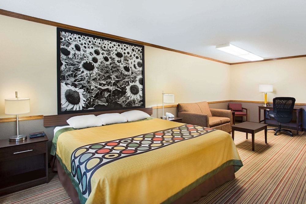 Super 8 by Wyndham New Hampton 8/32