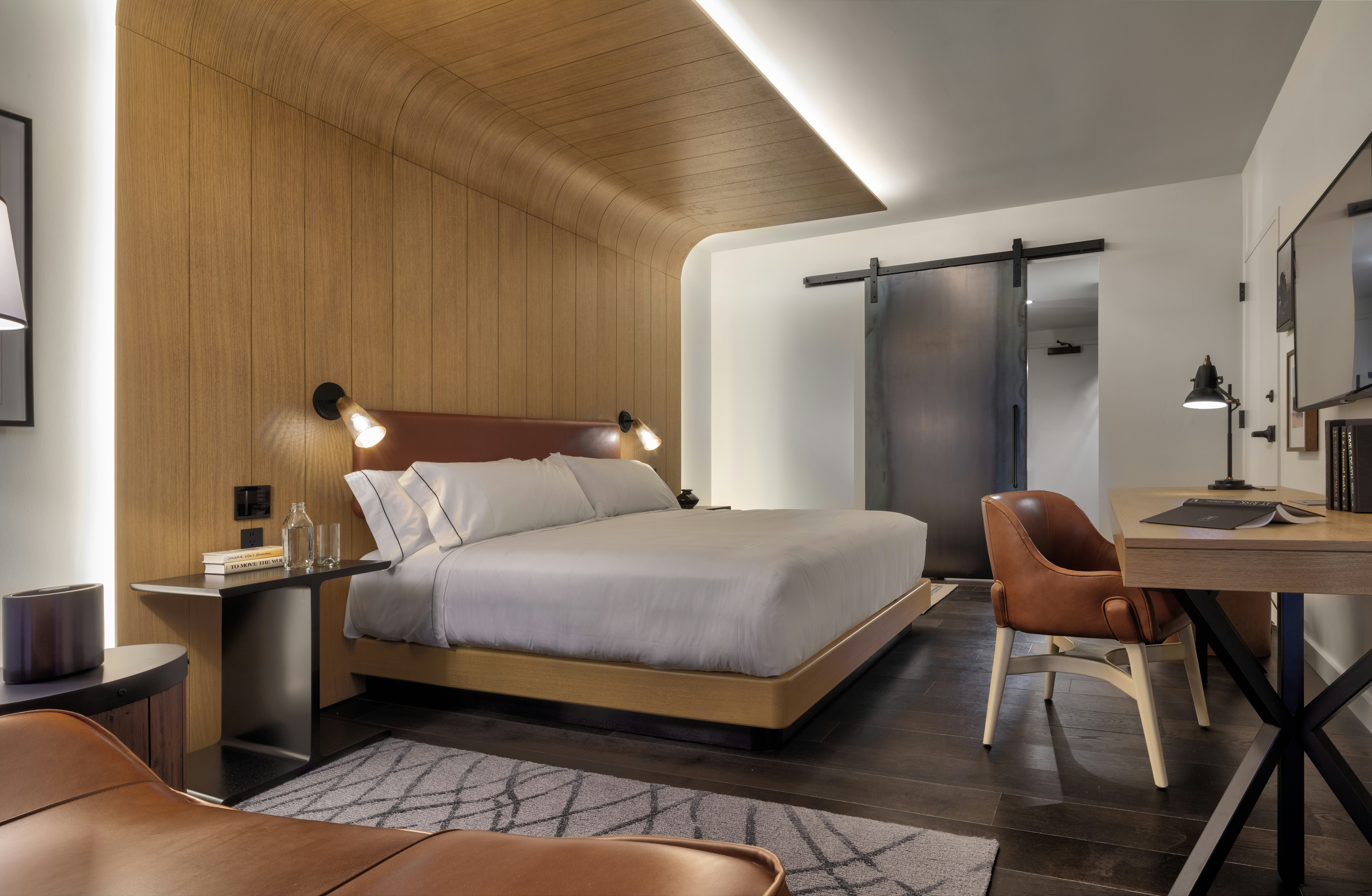 ROOM, KING BED, BALCONY