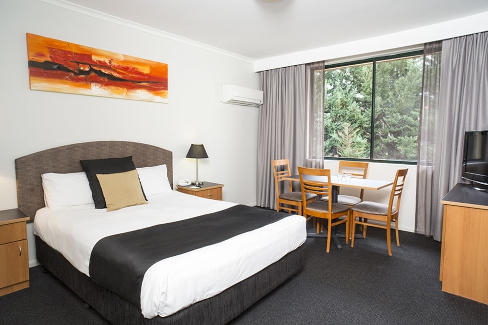 Alpha Hotel Canberra 14/41