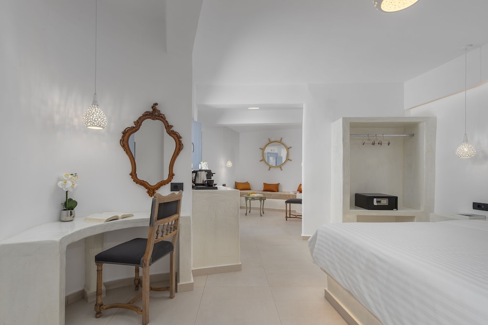 Suite, Triple, King Bed, Sofa, Hot Tub