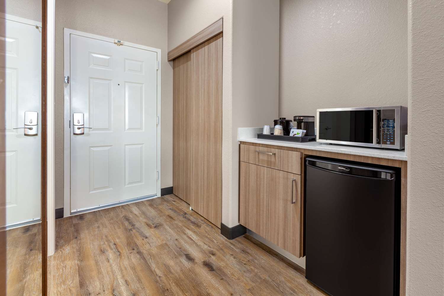 La Quinta Inn & Suites by Wyndham Houston Channelview 8/66