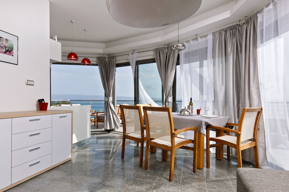 Ark Beach Hotel 25/50