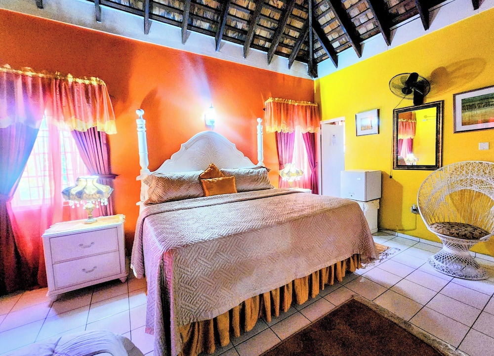 Comfort, 1 King and 1 Single Beds, Balcony, Pinkhibiscus Guest House 9/10