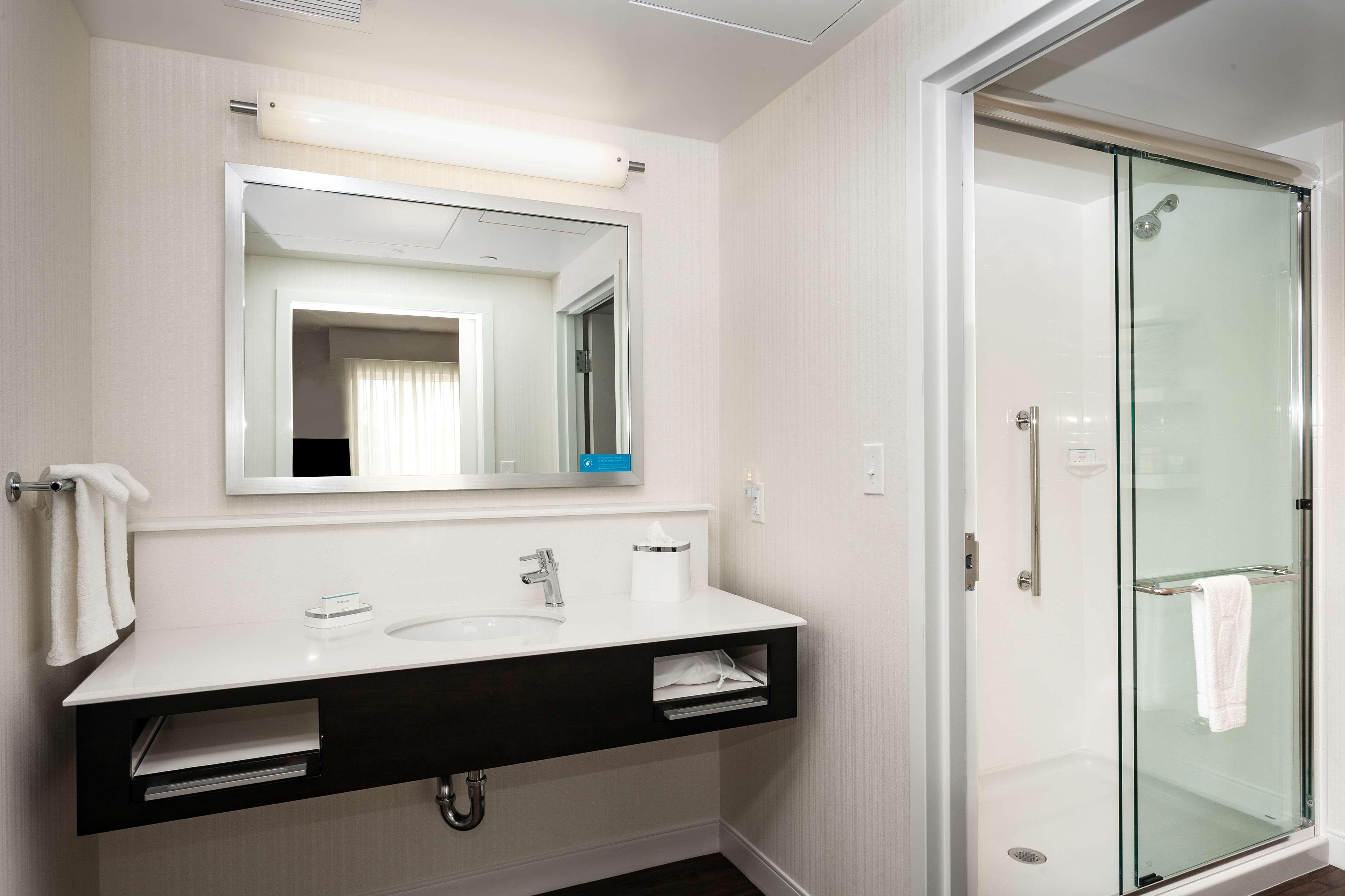 جناح، Hampton Inn Suites By Hilton Seattle Northgate 2/2