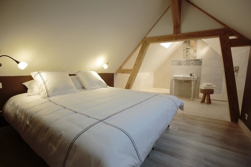 2 Bedrooms, Jeanne Deluxe, Suite, 2 King Beds, Sofa