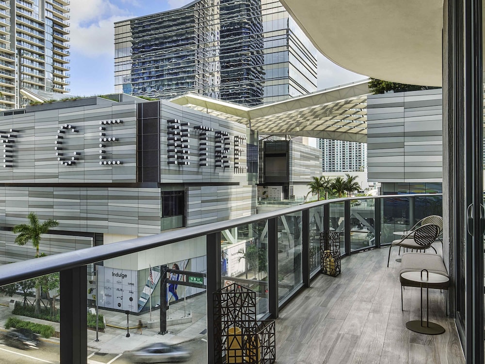SLS LUX Brickell 46/60