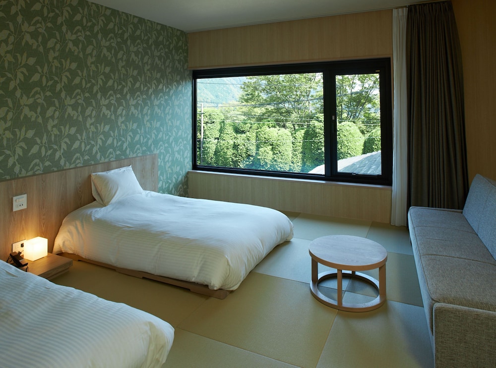 ROOM, TWIN BEDS