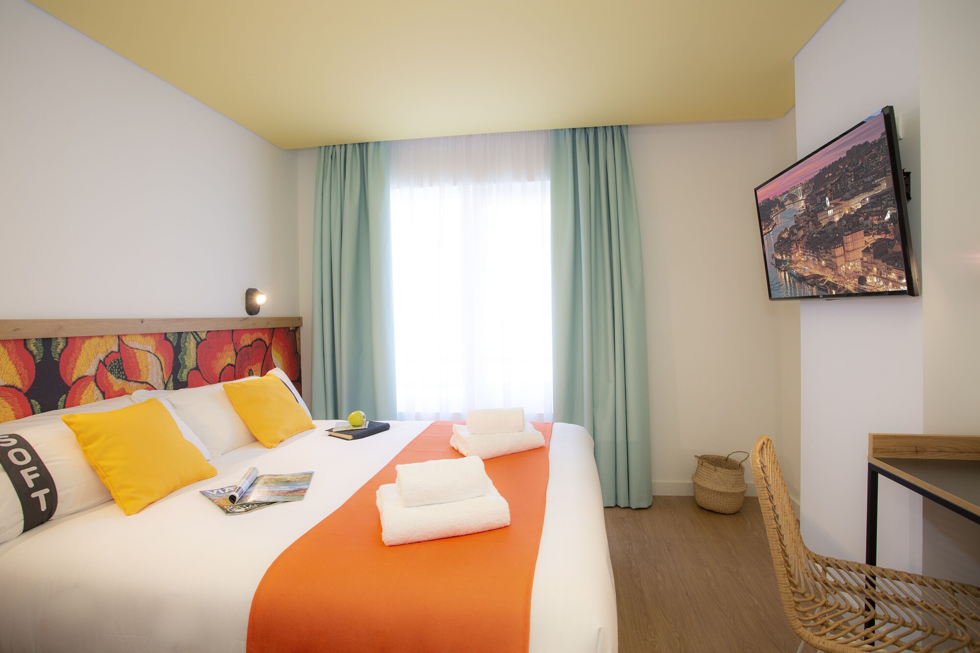 ROOM, QUEEN BED