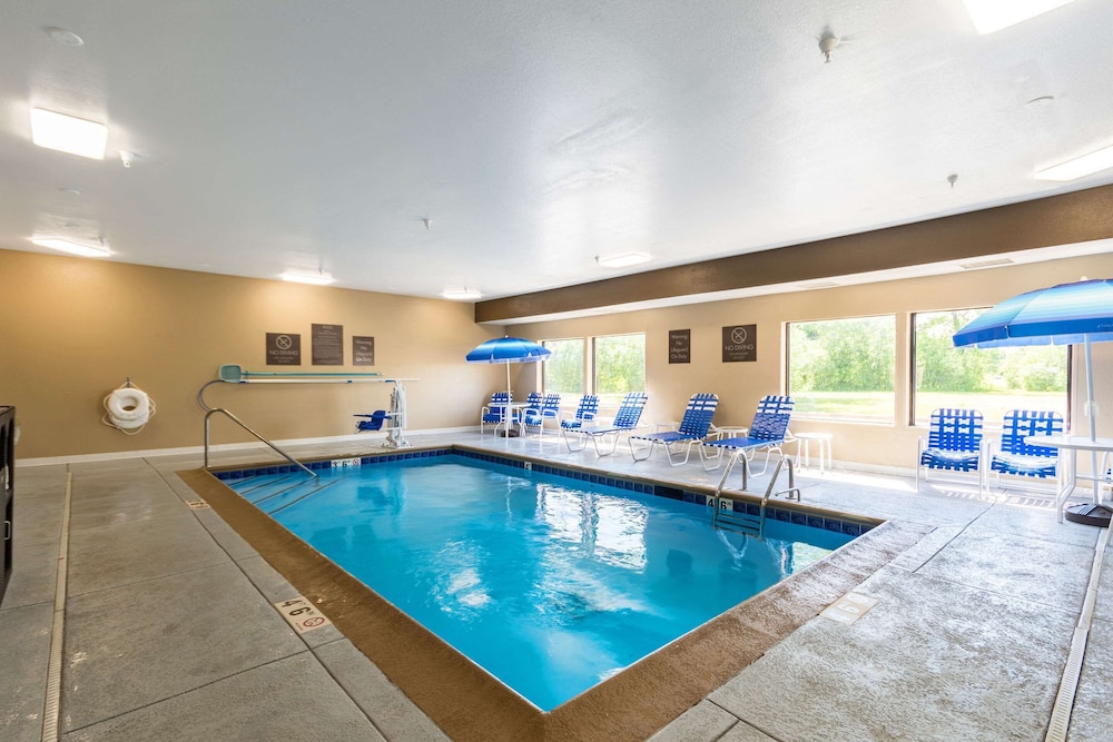 Comfort Inn and Suites North Aurora Naperville 24/50