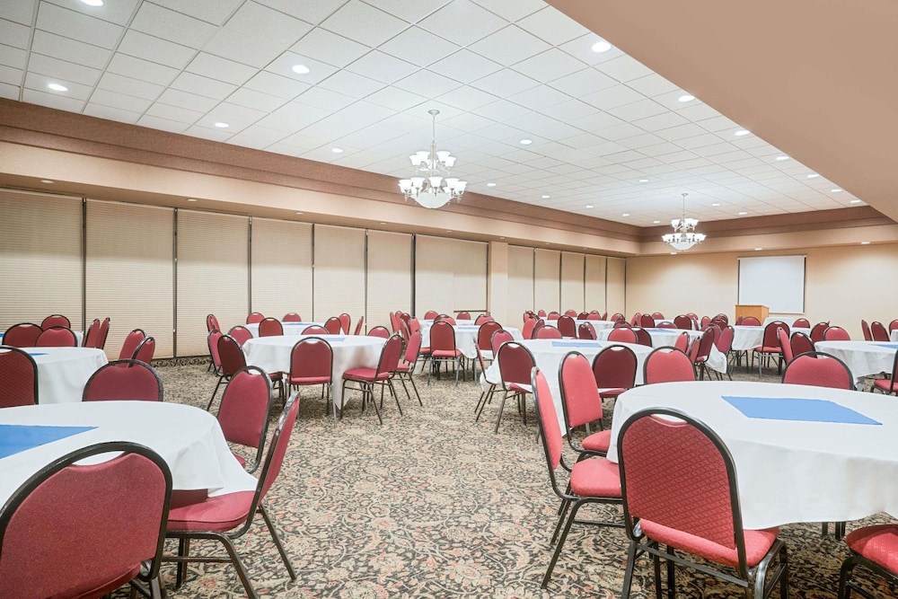 Ramada by Wyndham Plymouth Hotel and Conference Center 52/57