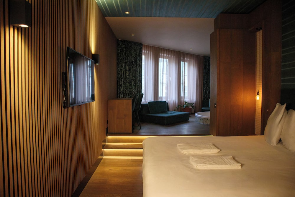 Manzos Suites 32/50
