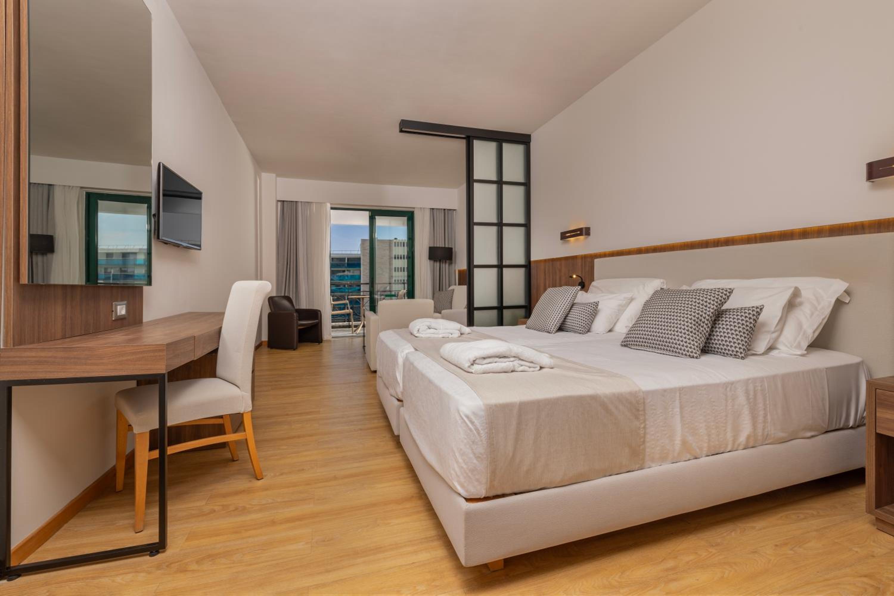 جناح جونيور بشرفة، CALYPSO PALACE HOTEL 4/7
