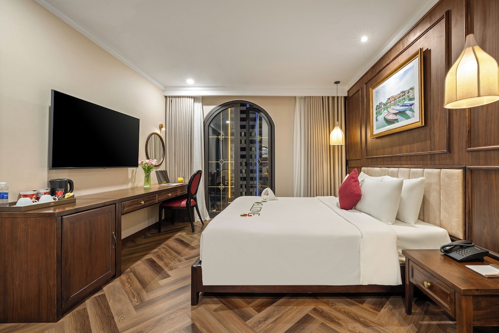 غرفة ديلوكس بسرير كوين بإطلالة على المدينة بشرفة، Golden Lotus Luxury Hotel Da Nang 3/9