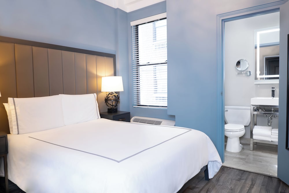 LUXURY, QUEEN BED