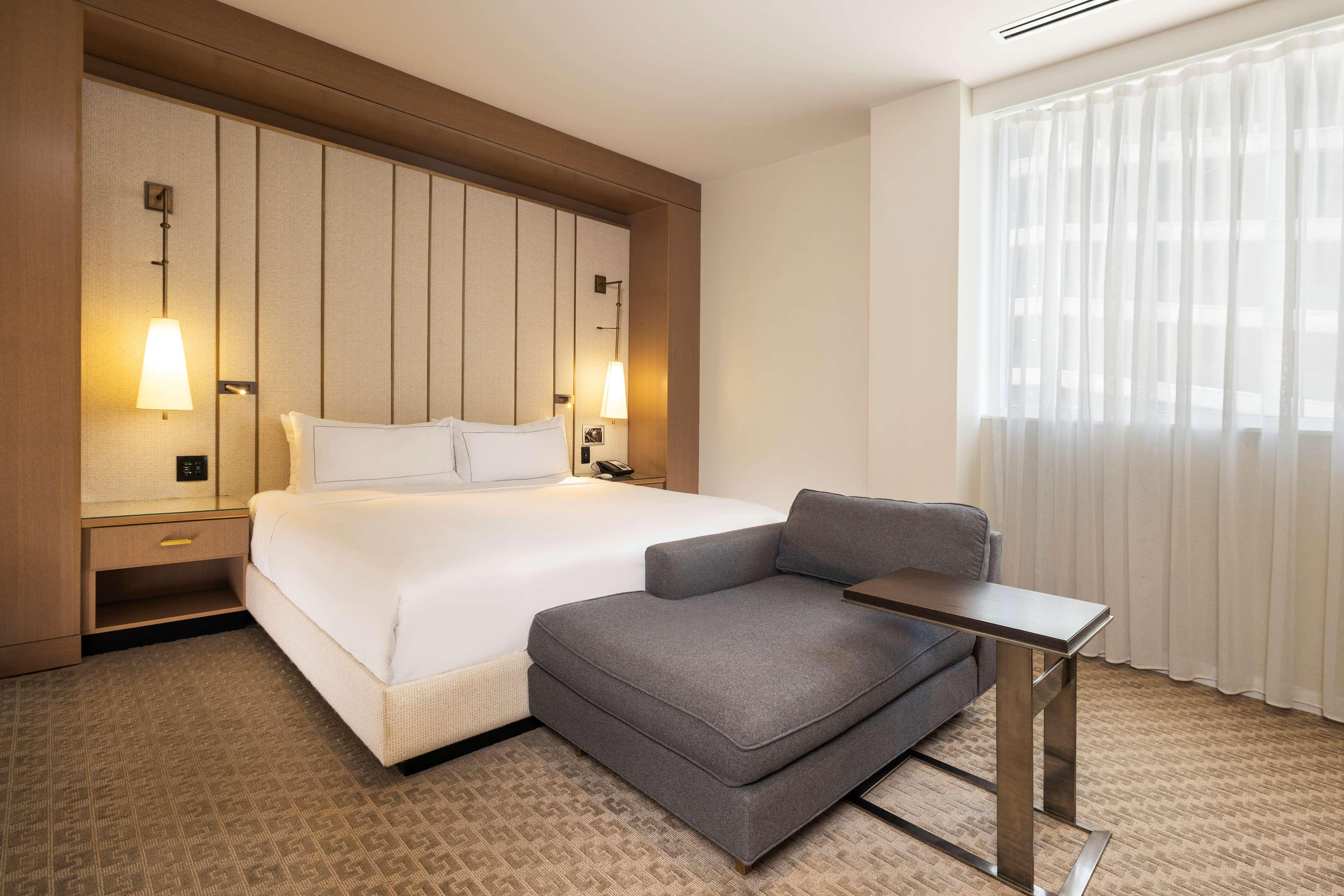 Suite, Queen Bed, The Statler Dallas Curio Collection By Hilton 2/6