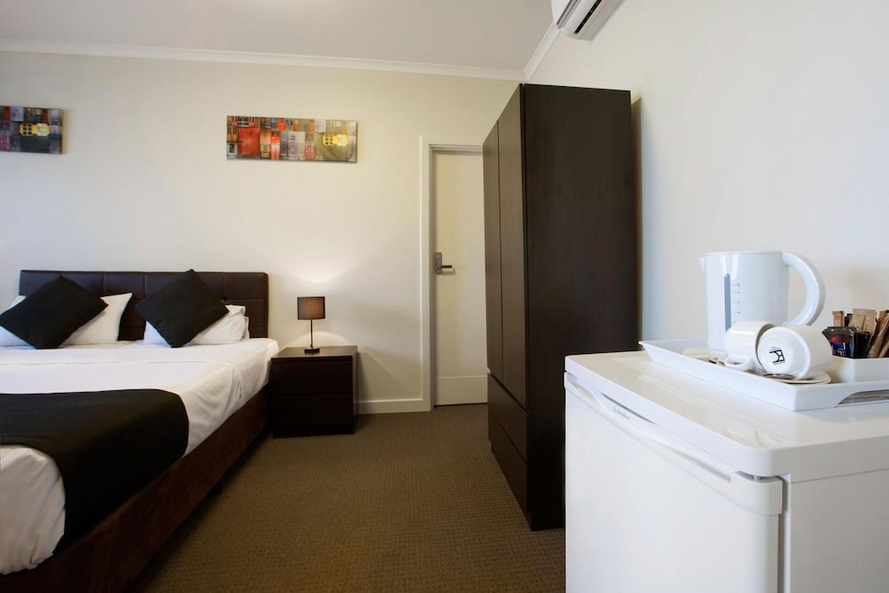 Enfield Hotel 25/55