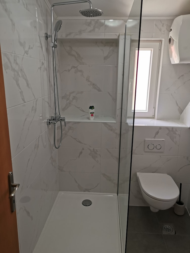 M & J Central Suites 38/50