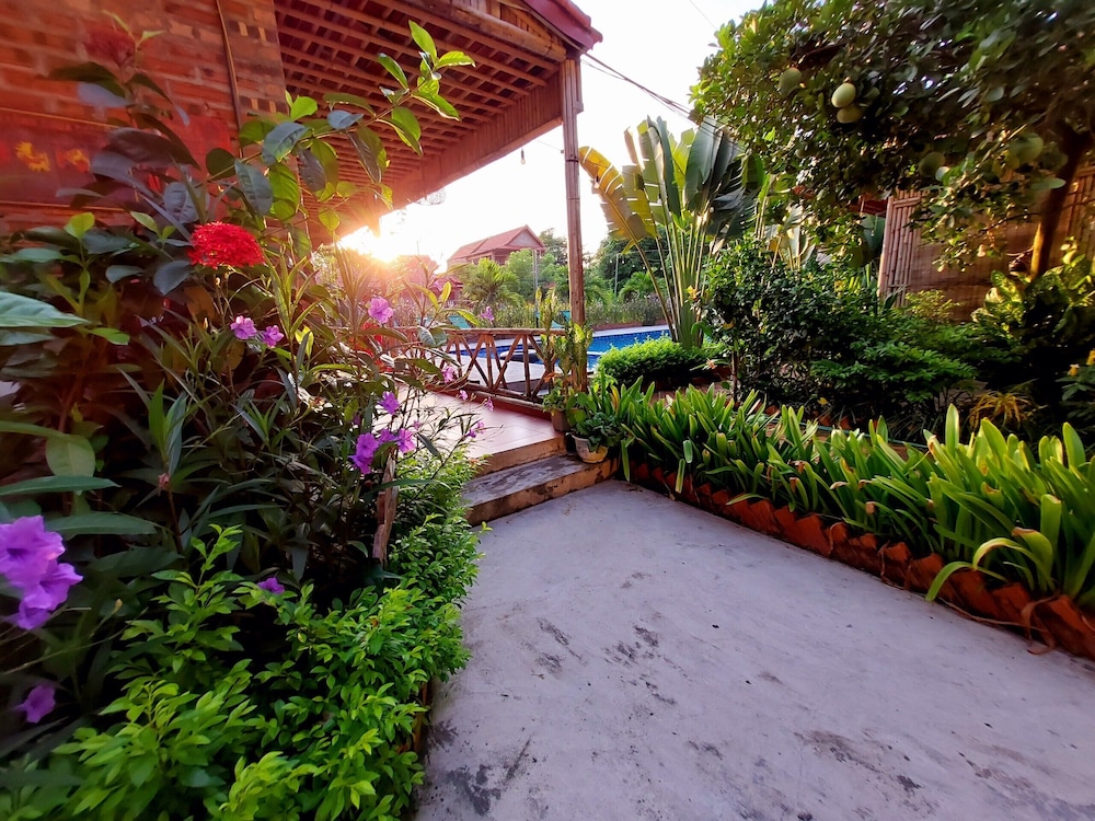 Ninh Binh Mountain Side Homestay & Cafe 62/67