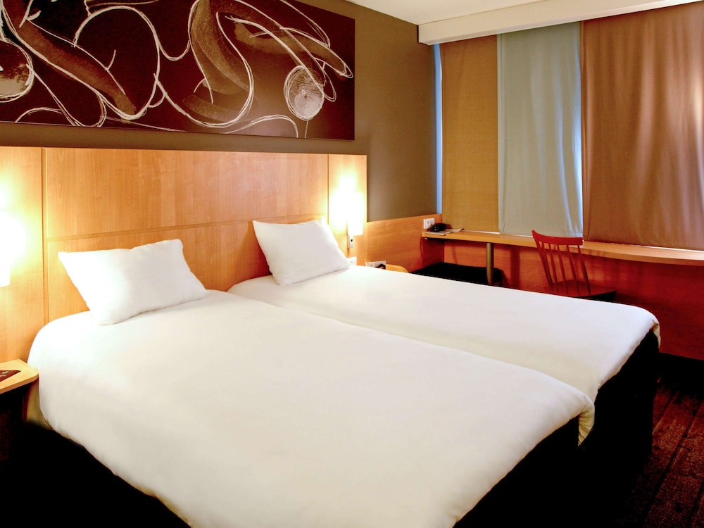 Ibis Les Herbiers 11/67