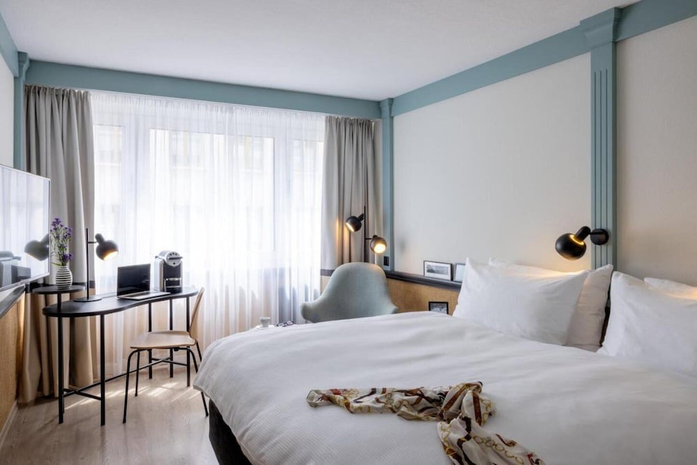 ROOM, DOUBLE BED