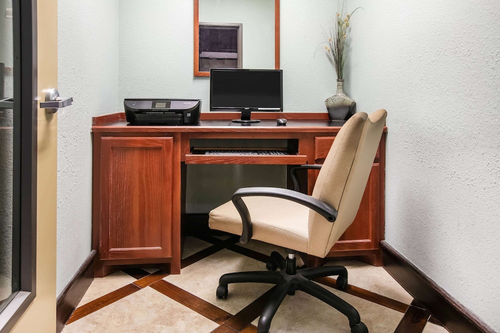La Quinta Inn and Suites by Wyndham DFW Airport West - Euless 52/65