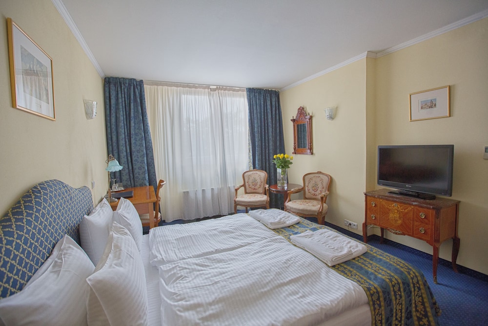 ROOM, SINGLE