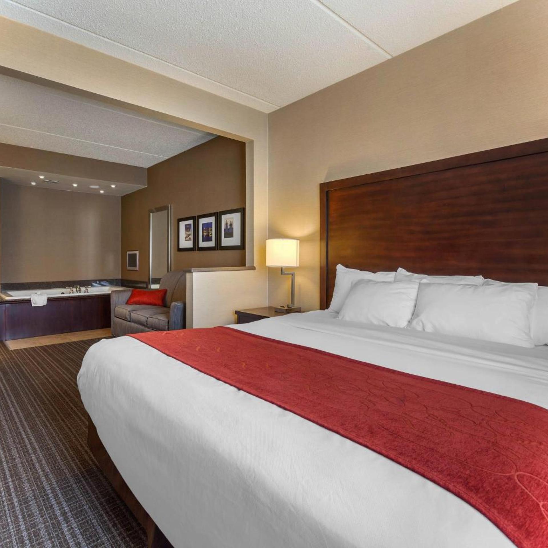 Suite, King Bed, Jetted Tub