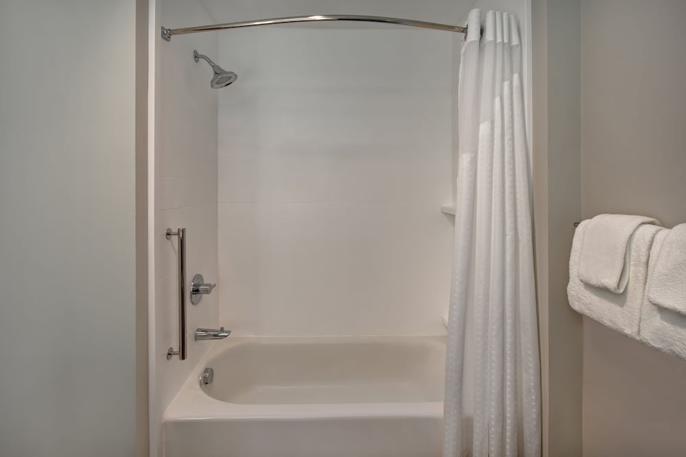 غرفة قياسية بسريرين كوين بحوض استحمام لذوي الإعاقة، Holiday Inn Express Suites Galveston Beach 3/4