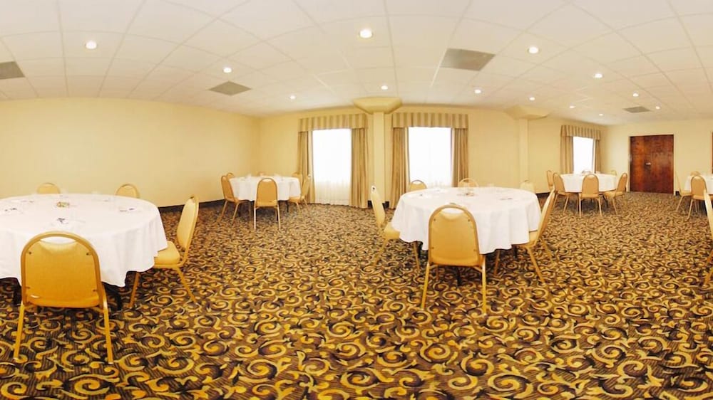 Sleep Inn & Suites Gonzales near Palmetto State Park 49/50