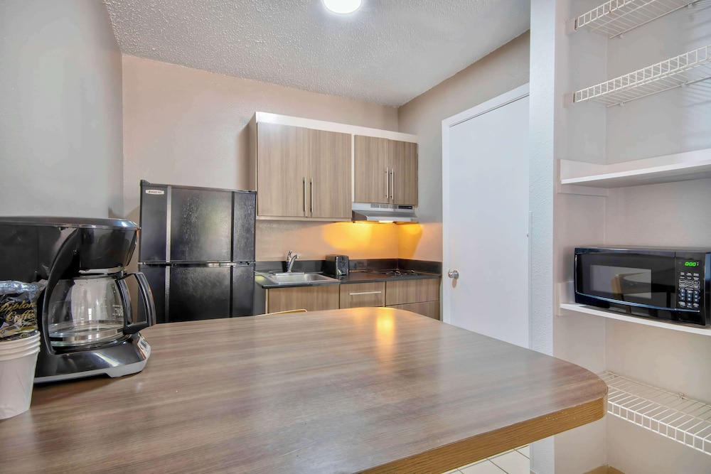 Studio 6 Extended Stay - San Antonio, TX - Six Flags 42/58