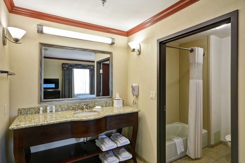 Hampton Inn and Suites Corpus Christi I-37 Navigation Blvd 18/48