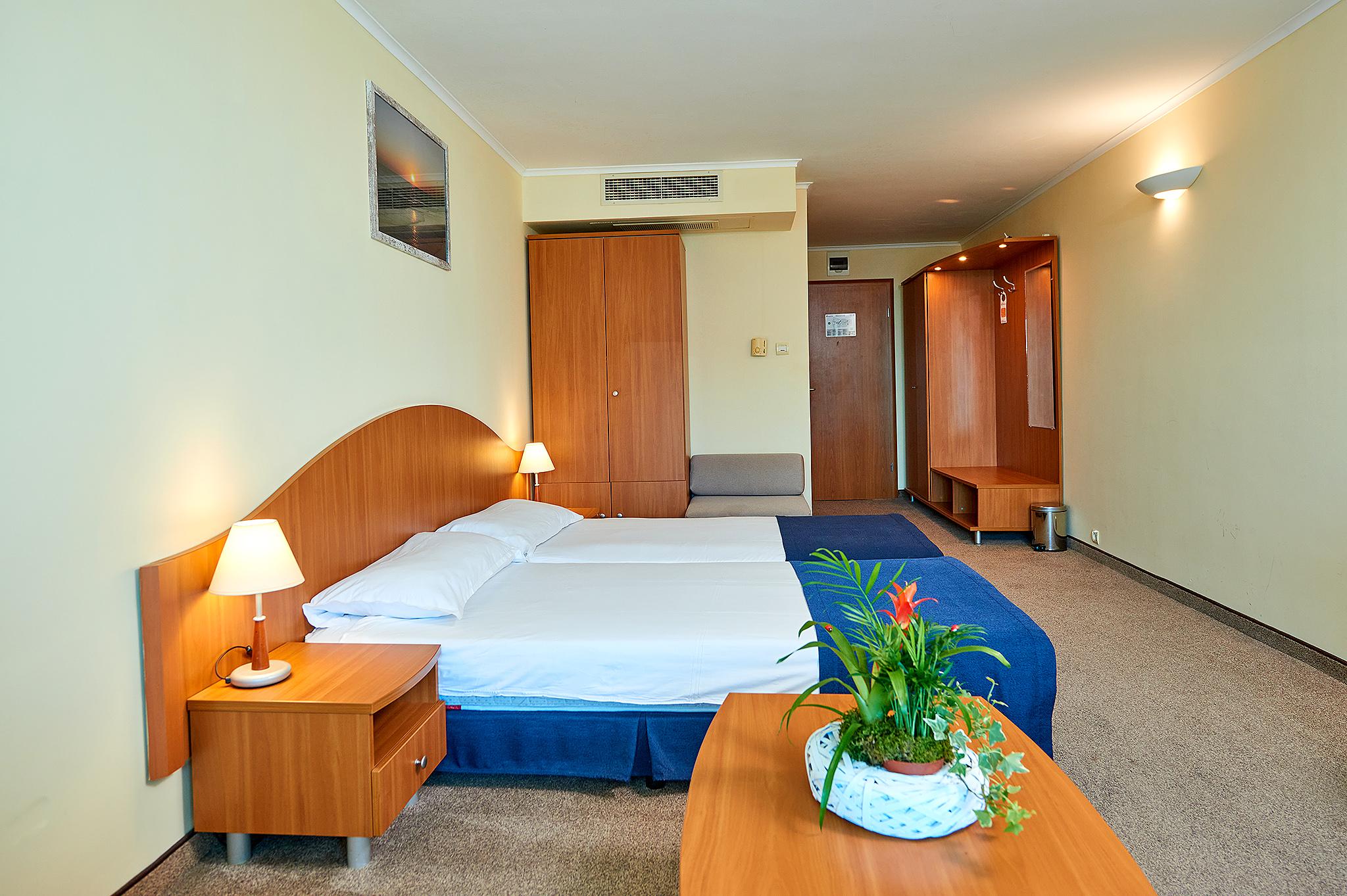 Economy, No Balcony