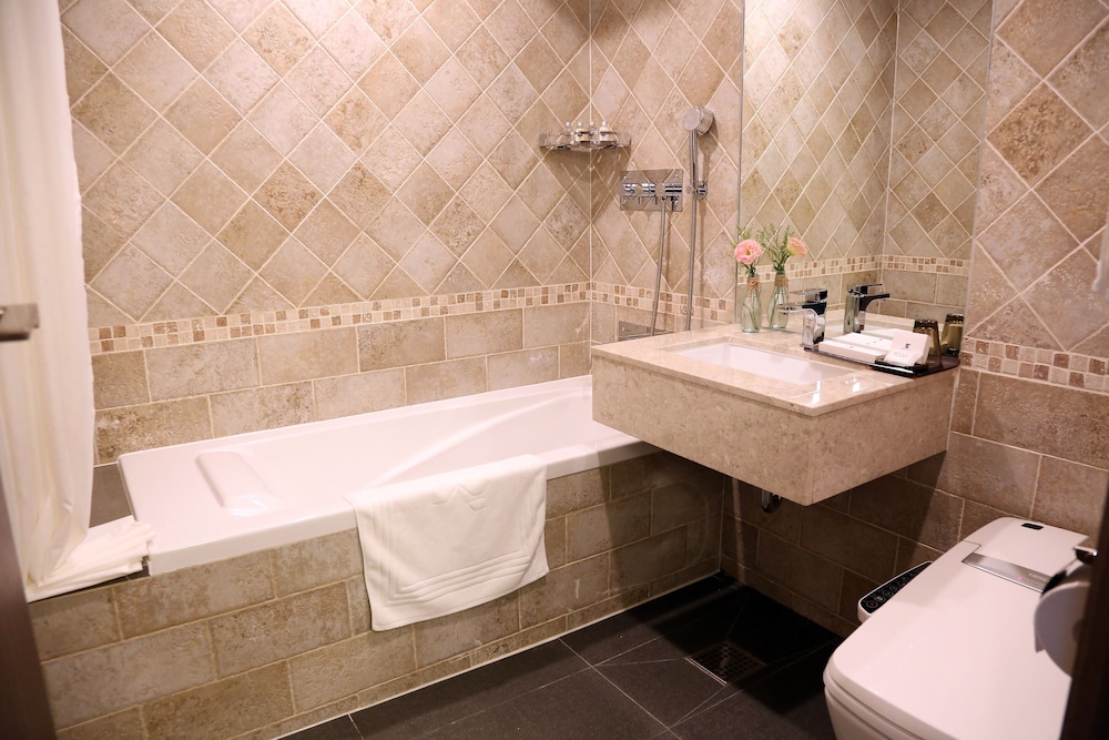 Busan Business Hotel 72/73