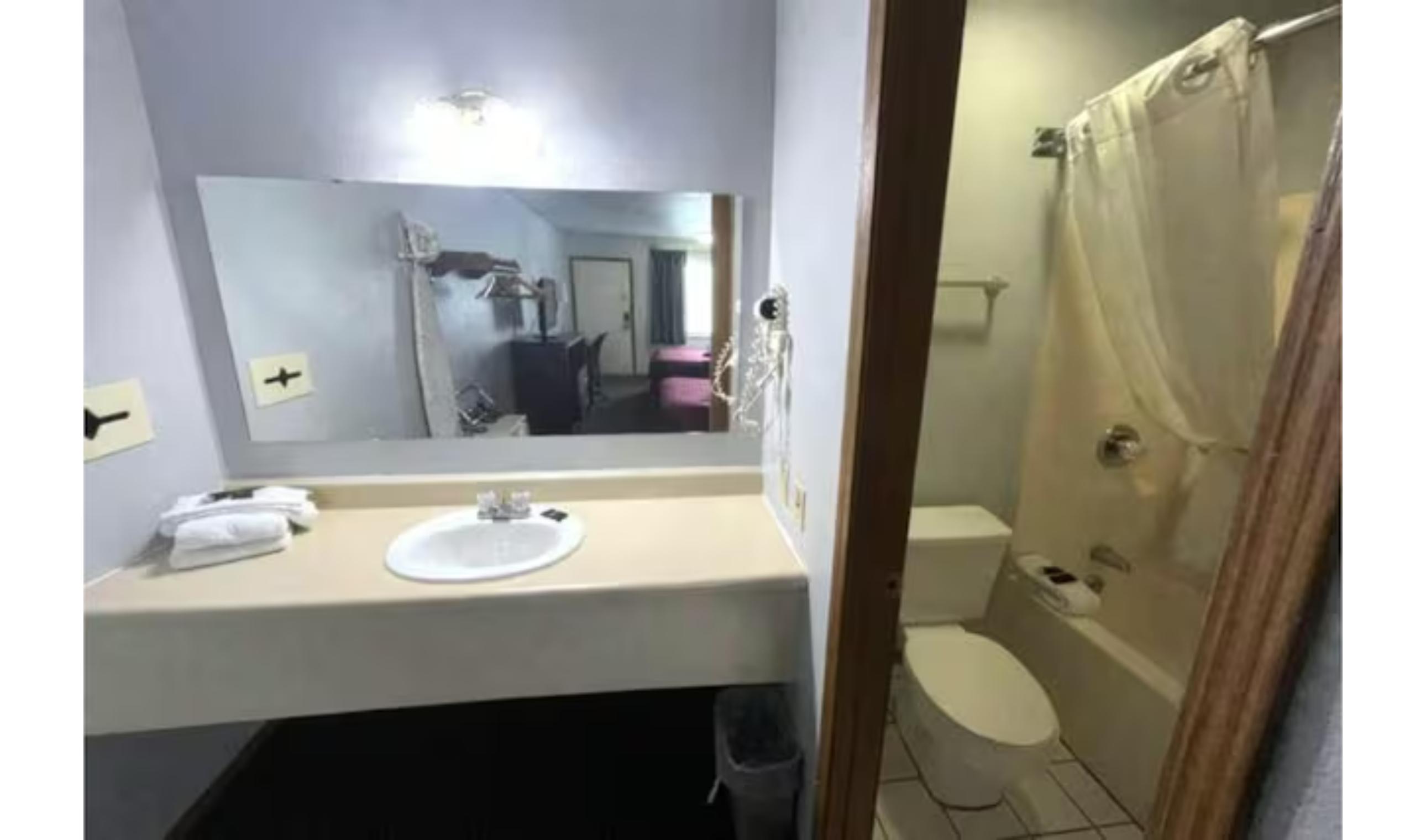 غرفة بسرير كينج لغير المدخنين، Residential Suites Warrensburg by Hotel O US 50 8/8