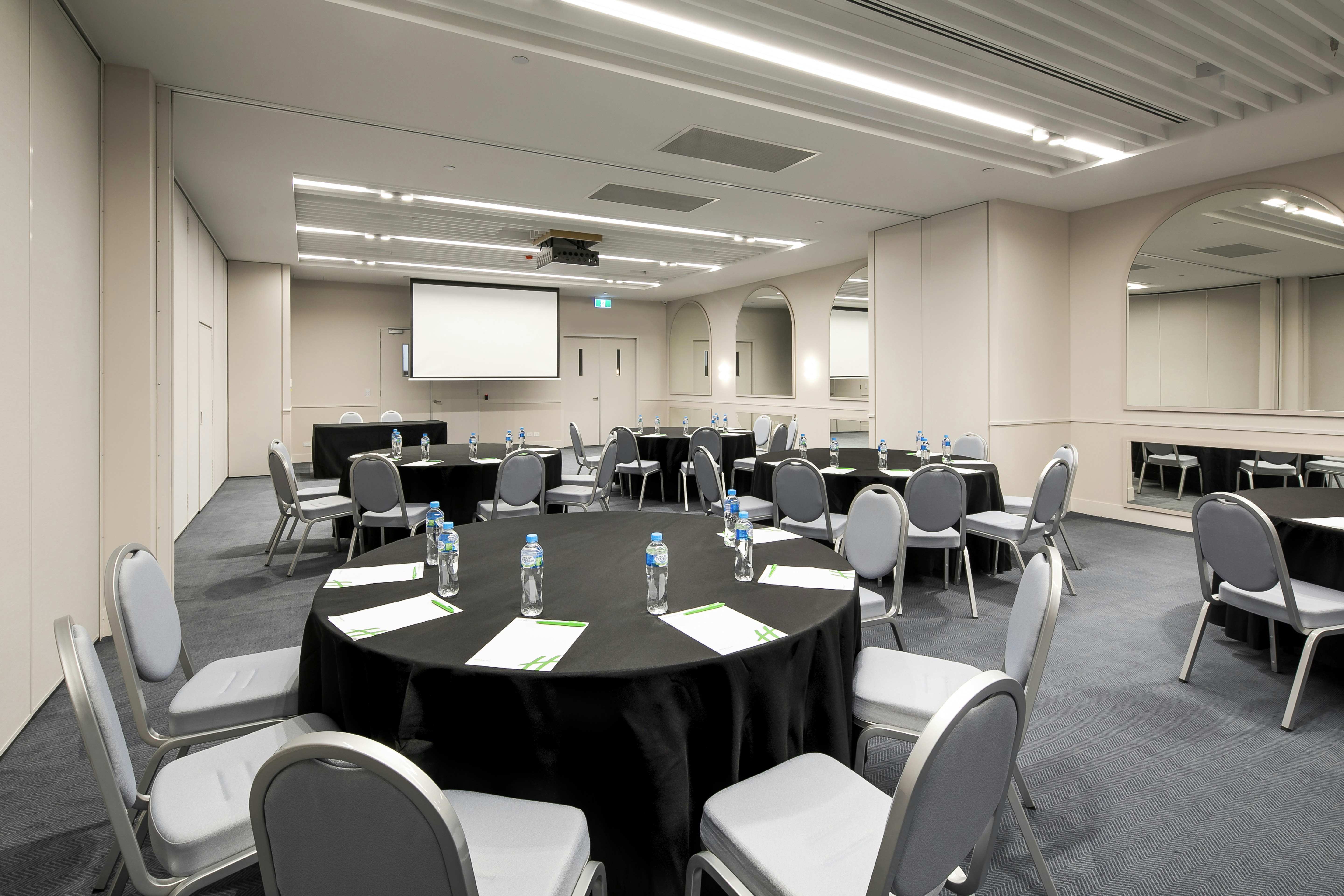 HOLIDAY INN WERRIBEE 61/75