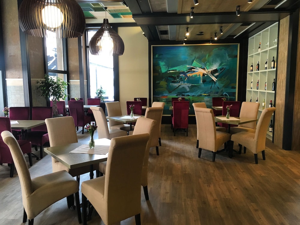 North Avenue by Stellar Hotels (Ex:North Avenue Hotel) 76/78
