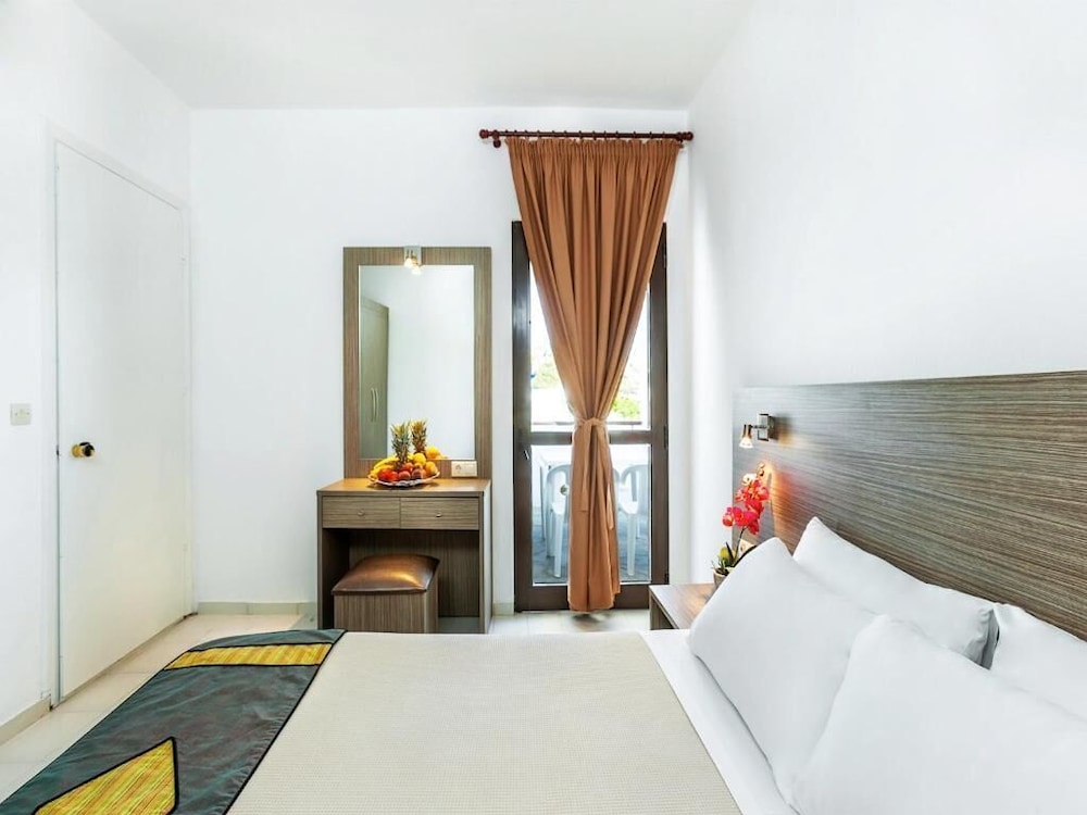 Xenios Dolphin Beach Hotel 16/68