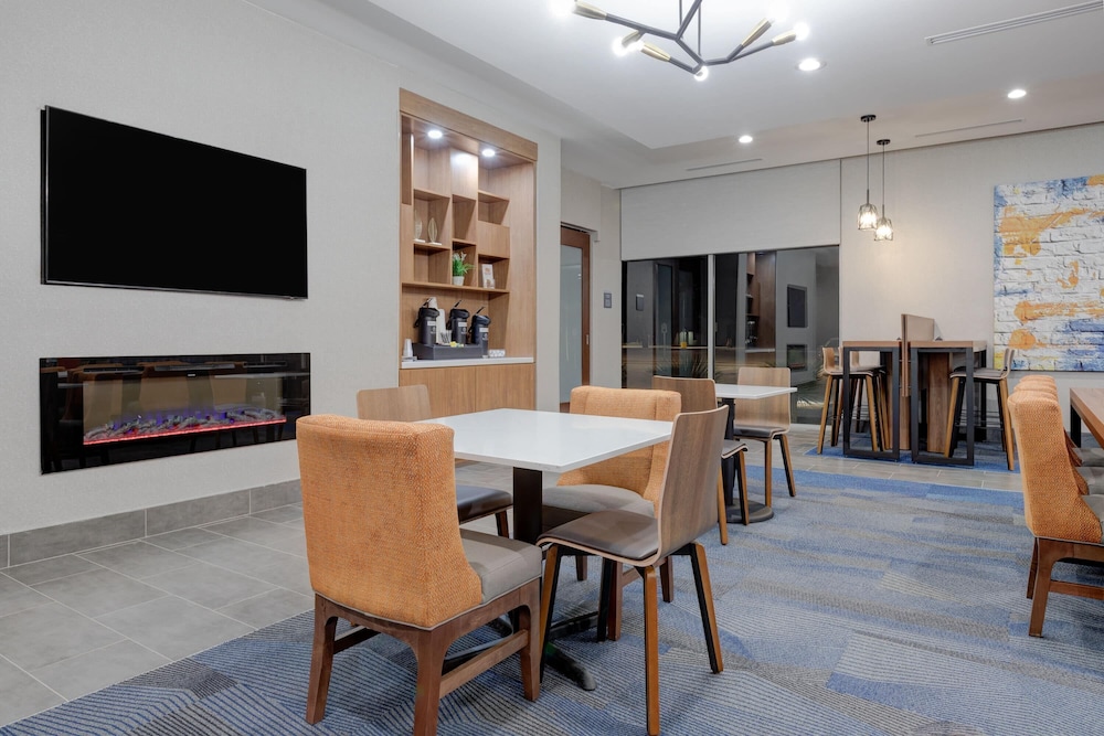 La Quinta Inn & Suites by Wyndham Eagle Pass 35/42