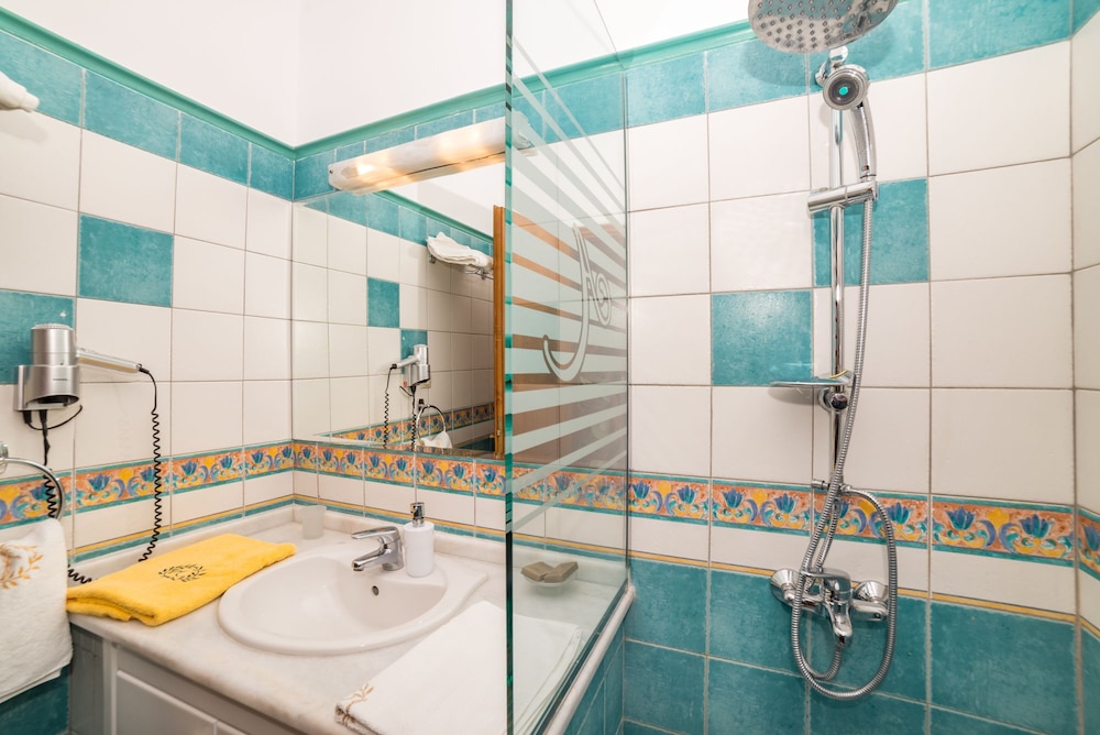 Andreolas Luxury Suites 28/72