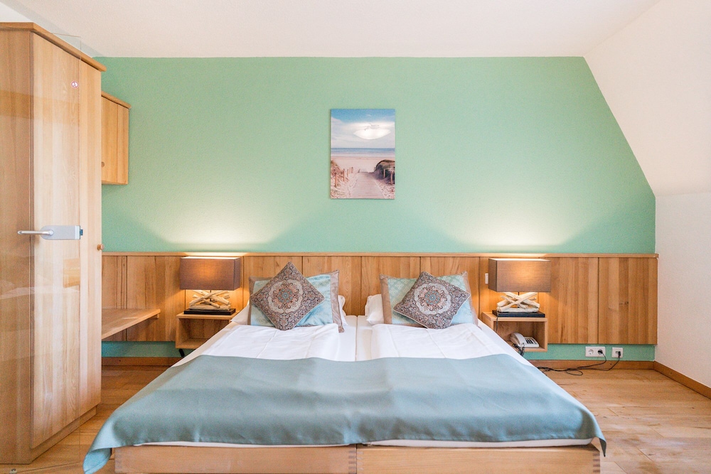 ROOM, TRIPLE, 3 BEDS, BALCONY, GARDEN AREA