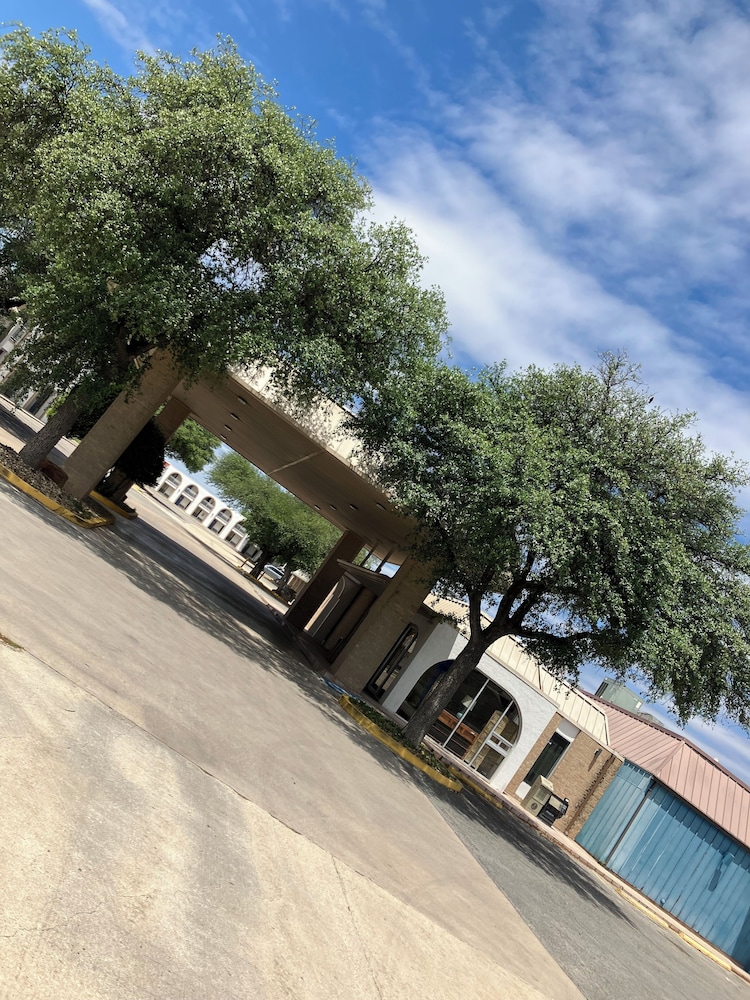 Econo Lodge Sonora, TX 48/60