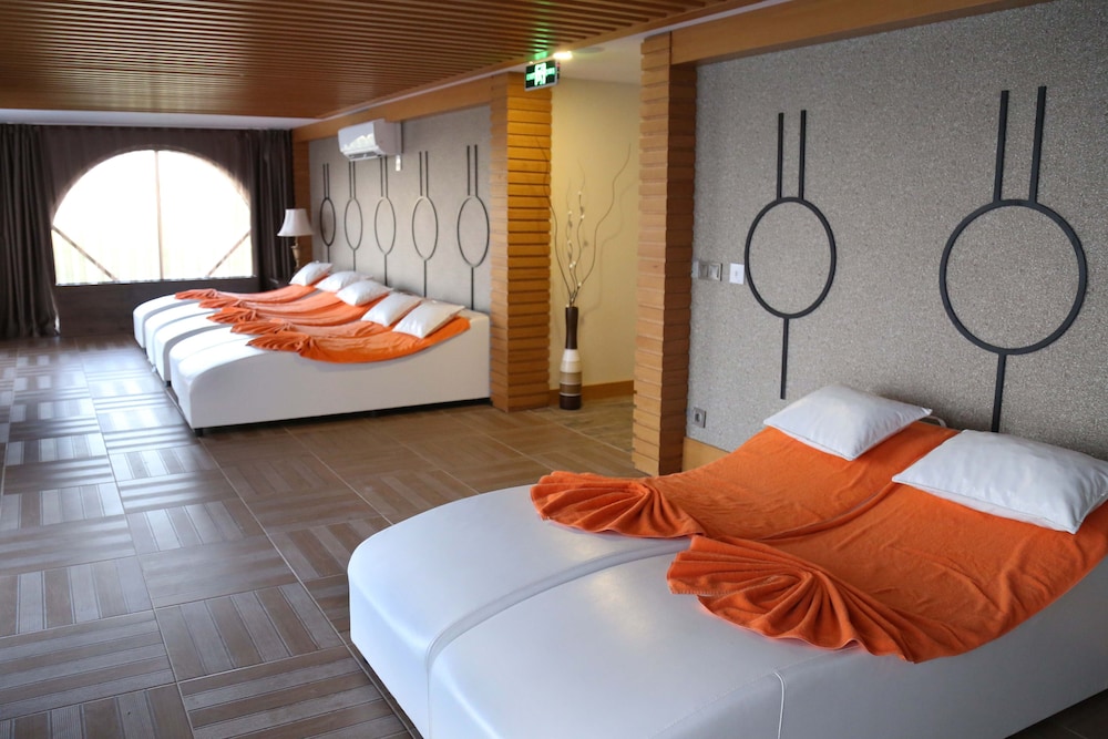 J Adore Deluxe Hotel Spa 20/50