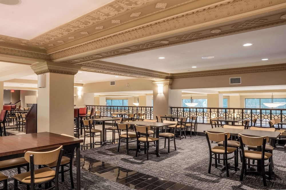 Drury Plaza Hotel Broadview Wichita 38/50